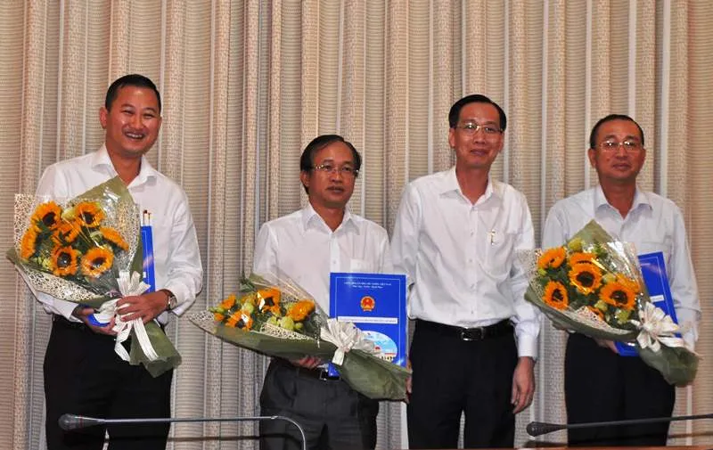 Nhiều nhân sự mới ở TP.HCM ảnh 2 Phó Chủ tịch Lê Thanh Liêm trao quyết định cho ông Trần Phú Lữ và các nhân sự khác.