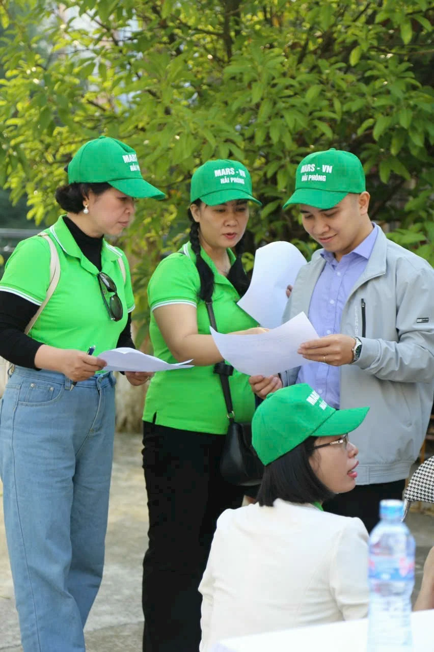 Chị Huệ (giữa) hiện là trưởng phòng Trung tâm Hỗ trợ chăm sóc sức khỏe cộng đồng và phòng chống HIV/AIDS Hải Phòng, Ảnh: Liên hiệp các hội KH-KT Hải Phòng Nghi-luc-cua-nguoi-phu-nu-24-nam-chung-song-voi-AIDS (1).jpg
