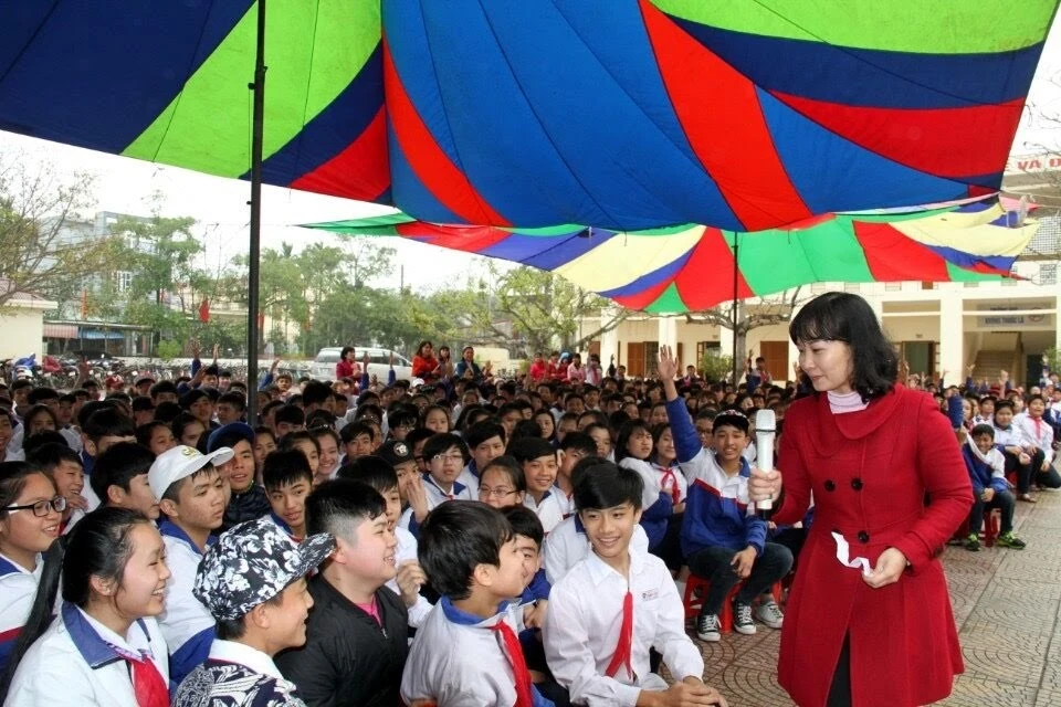 Chị Huệ giao lưu, truyền thông phòng chống HIV/AIDS tại THCS Tràng Cát - Hải An - Hải Phòng. Ảnh: PHẠM HUỆ Nghi-luc-cua-nguoi-phu-nu-24-nam-chung-song-voi-AIDS (2).JPG