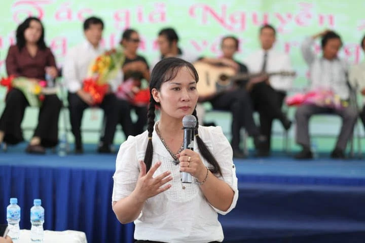 Chị Huệ giao lưu phòng chống HIV trong một doanh nghiệp. Ảnh: PHẠM HUỆ người phụ nữ chung sống với HIV