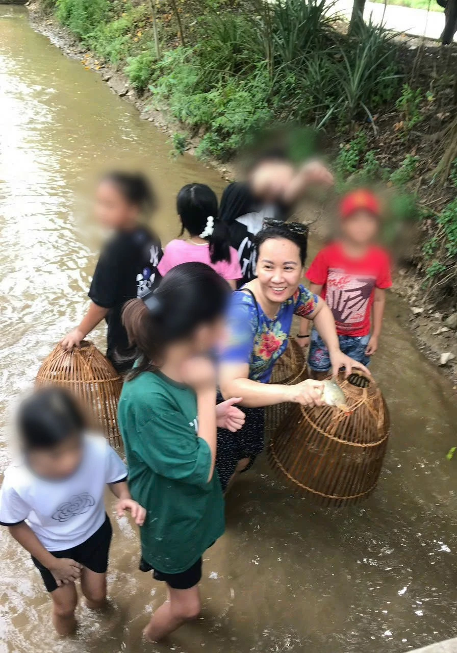 Chị Huệ dành thời gian trải nghiệm cùng các em nhỏ trong CLB Sức Sống Mới. Ảnh: PHẠM HUỆ Nghi-luc-cua-nguoi-phu-nu-24-nam-chung-song-voi-AIDS (4).jpg
