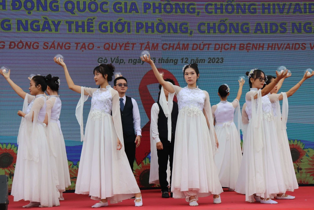 Lễ hưởng ứng với chủ đề “Cộng đồng sáng tạo – Quyết tâm chấm dứt dịch bệnh AIDS vào năm 2030”, tại Trung tâm Văn hoá – Thể thao quận Gò Vấp, TP.HCM. Ảnh: ÁNH DƯƠNG Le-mit-tinh-phong-chong-HIV-AIDS-TPHCM (13).JPG