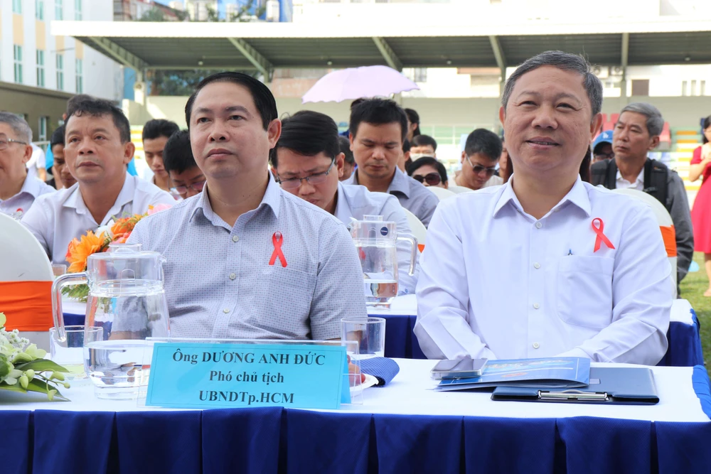 Ban lãnh đạo UBND TP.HCM và Sở Y tế tham dự buổi lễ. Ông Dương Anh Đức (bên phải) - Phó Chủ tịch UBND TP.HCM - cho biết TP.HCM luôn xác định công tác phòng, chống HIV/AIDS là một trong những nhiệm vụ trọng tâm trong kế hoạch phát triểnẢnh: ÁNH DƯƠNG Le-mit-tinh-phong-chong-HIV-AIDS-TPHCM (2).JPG