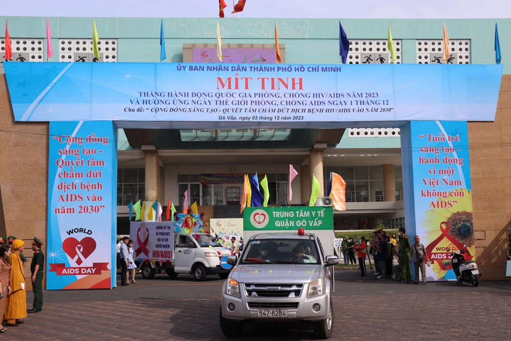 Đoàn xe diễu hành hưởng ứng Tháng hành động quốc gia phòng chống HIV/AIDS năm 2023 và Ngày thế giới phòng chống AIDS 1-12. Ảnh: ÁNH DƯƠNG Le-mit-tinh-phong-chong-HIV-AIDS-TPHCM (9).JPG