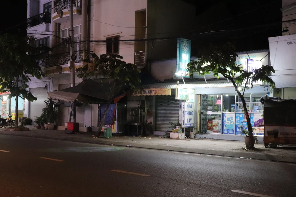 Dung-den-led-chieu-logo-xuong-long-duong (25)-min.JPG