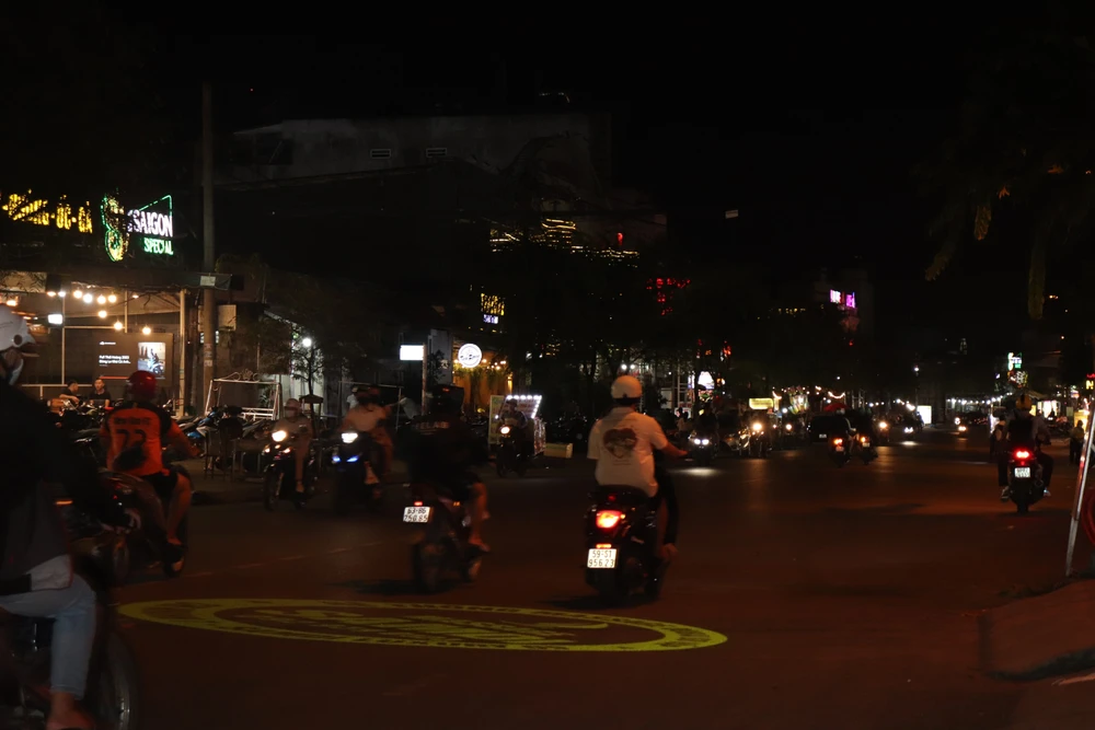 Dung-den-led-chieu-logo-xuong-long-duong (43)-min.JPG