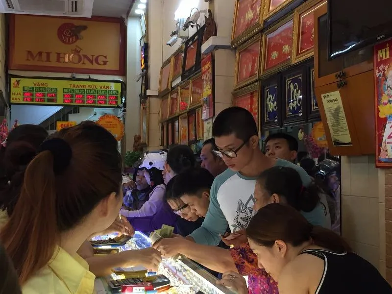 Gần cuối ngày, nhiều người vẫn đổ xô mua vàng Thần tài ảnh 2