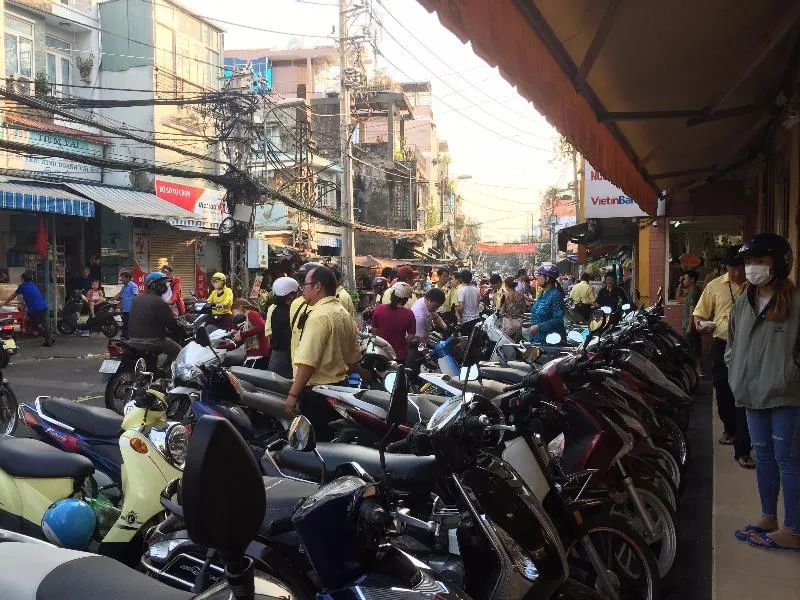 Gần cuối ngày, nhiều người vẫn đổ xô mua vàng Thần tài ảnh 3