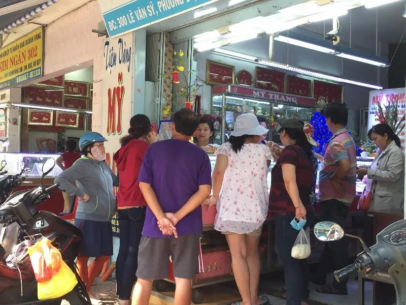 Gần cuối ngày, nhiều người vẫn đổ xô mua vàng Thần tài ảnh 4