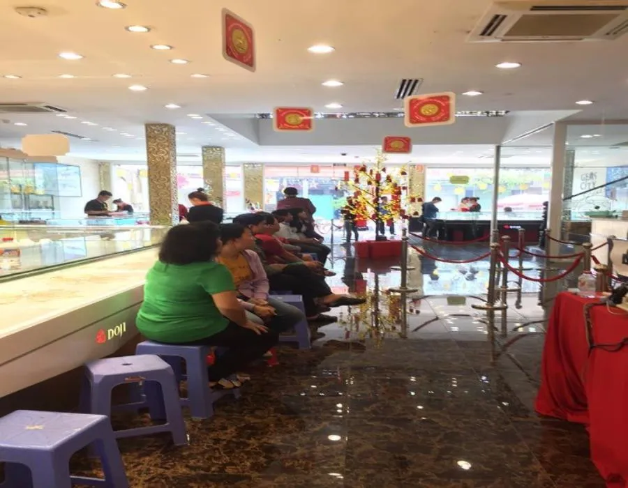 Gần cuối ngày, nhiều người vẫn đổ xô mua vàng Thần tài ảnh 7