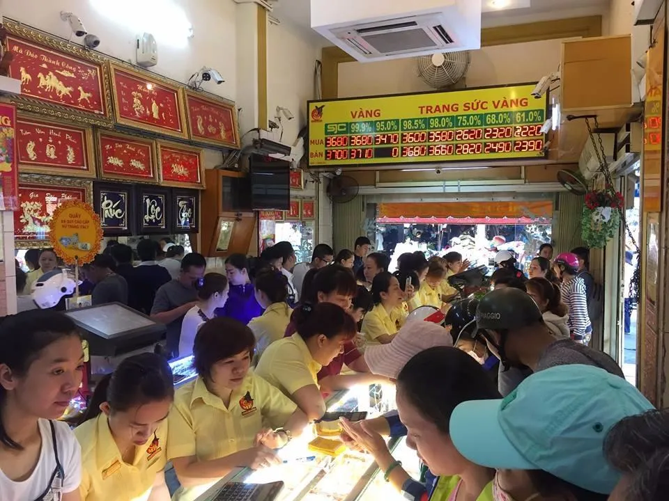 Gần cuối ngày, nhiều người vẫn đổ xô mua vàng Thần tài ảnh 1
