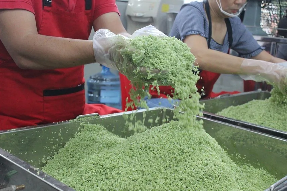 lam-banh-chung-la-gung-bang-may