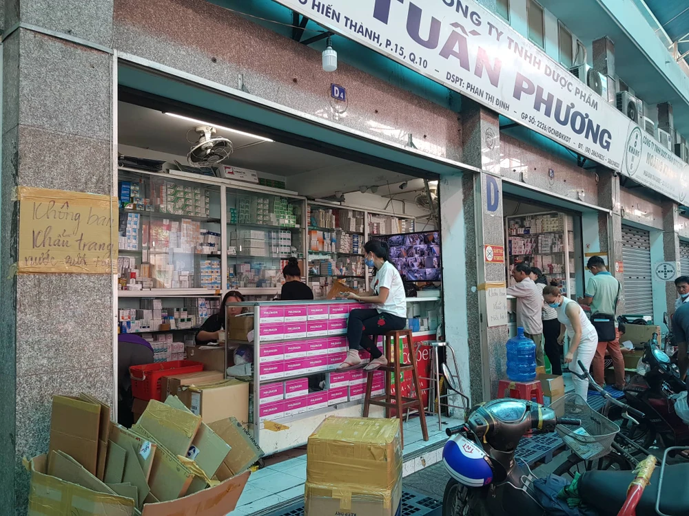 tranh-nhau-mua-khau-trang