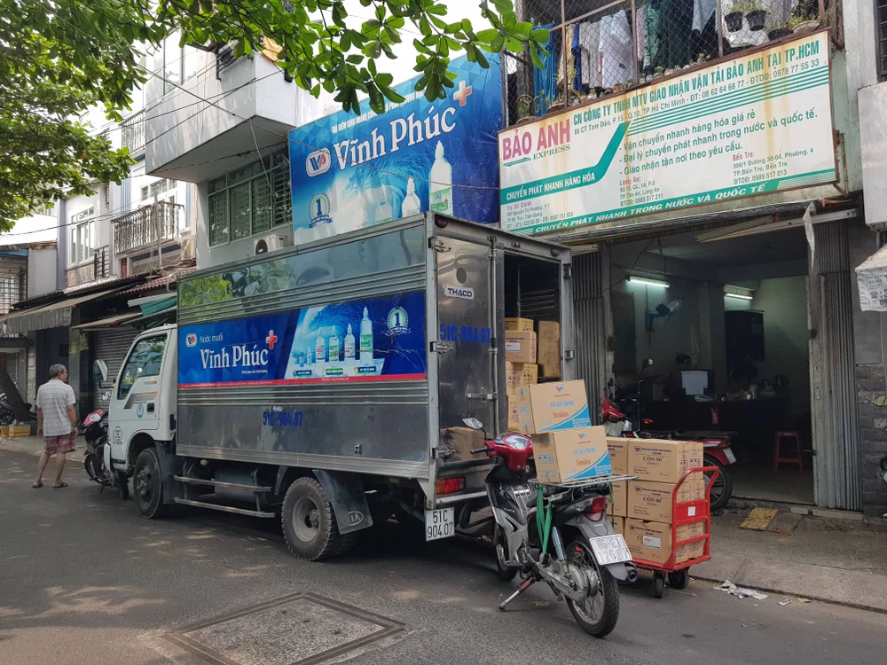 dich-corano-khau-trang-yte-chay-hang