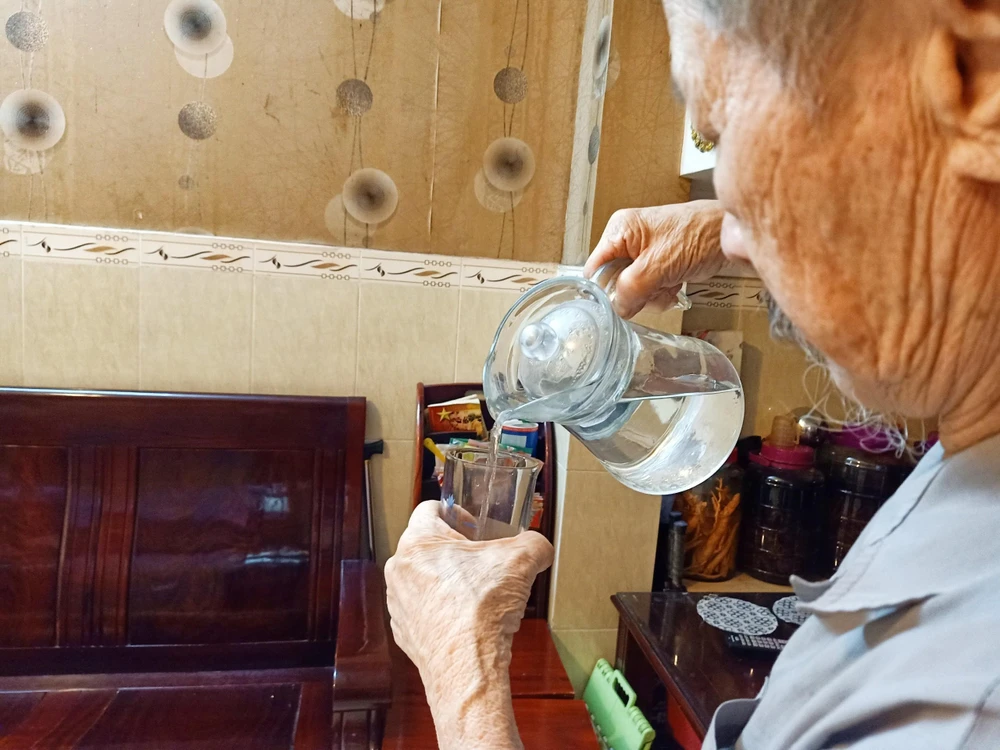 Uống nước sau khi thức dậy sẽ giúp cơ thể trở nên khỏe khoắn hơn. Ảnh minh họa: HẠ QUYÊN