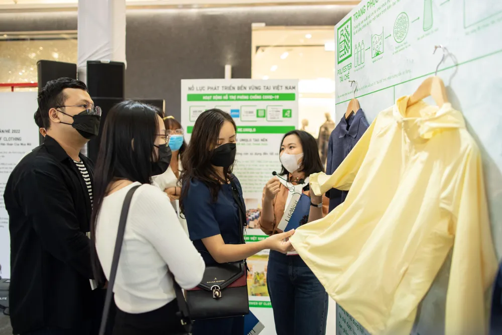 Khách hàng tham khảo các dòng sản phẩm của Uniqlo. ẢNH: THU HÀ Khách hàng tham khảo các dòng sản phẩm của Uniqlo. ẢNH: THU HÀ