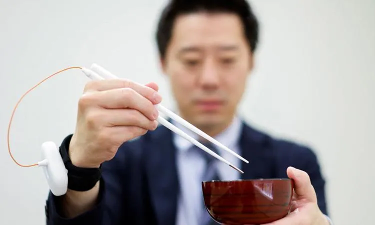 Chiếc đũa giúp giảm ăn mặn đang được nhiều người dân mong chờ. Ảnh: Reuters Chiếc đũa giúp giảm ăn mặn đang được nhiều người dân mong chờ. Ảnh: Reuters