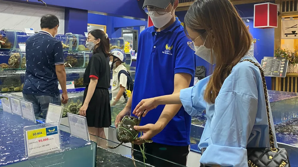 Sức mua hải sản tăng mạnh trong hai ngày 30-4 và 1-5. ẢNH: THU HÀ Sức mua hải sản tăng mạnh trong hai ngày 30-4 và 1-5. ẢNH: THU HÀ