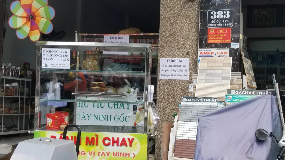 Một quán ăn dán thông báo tăng giá sản phẩm vì giá thực phẩm tăng cao. ẢNH: THU HÀ