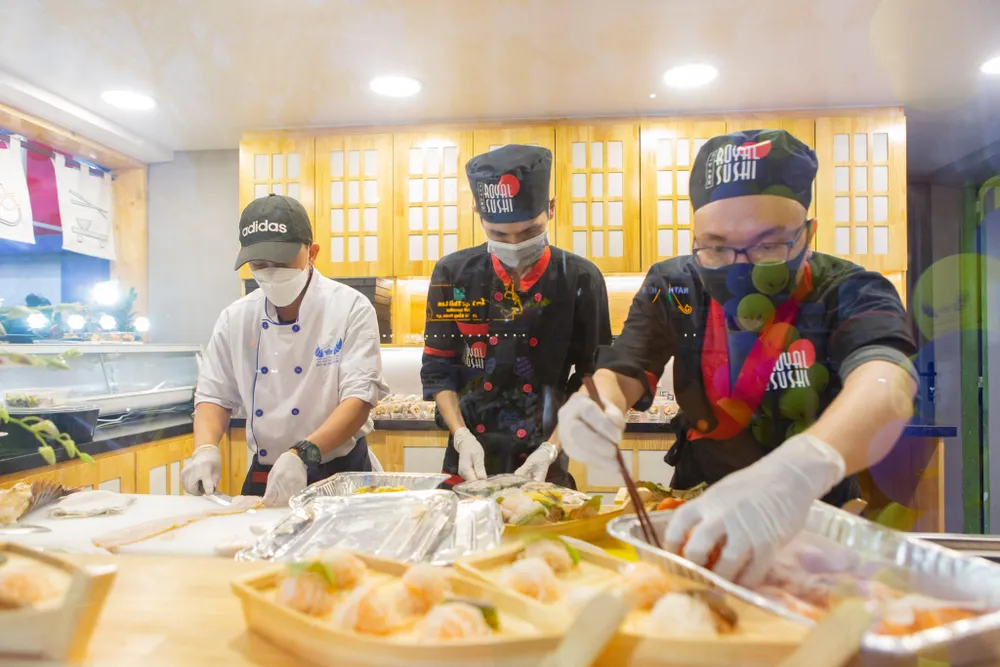 Cá hồi tăng cao khiến cho nhà hàng kinh doanh các món ăn từ sản phẩm này gặp nhiều khó khăn. ẢNH: THU HÀ