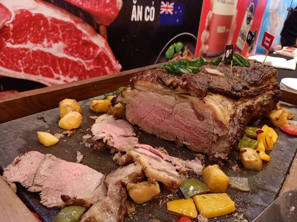 Không nên ăn thịt động vật chưa nấu chín kỹ. ẢNH: HẠ QUYÊN Không nên ăn thịt động vật chưa nấu chín kỹ. ẢNH: HẠ QUYÊN