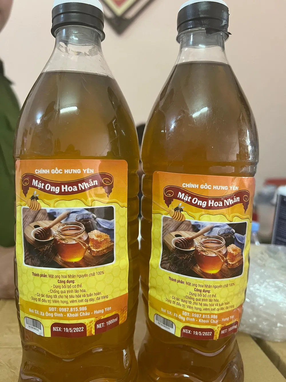 Mật ong hoa nhãn nhưng được làm từ đường, nha và nước cốt mạch nha. ẢNH: QLTT