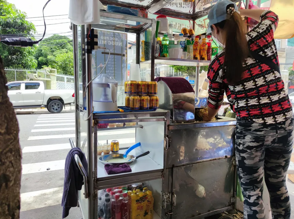 Nếu các xe nước mía vỉa hè không đảm bảo vệ sinh thì rất dễ thu hút ruồi nhặng bám vào thức uống. ẢNH: HẠ QUYÊN Nếu các xe nước mía vỉa hè không đảm bảo vệ sinh thì rất dễ thu hút ruồi nhặng bám vào thức uống. ẢNH: HẠ QUYÊN