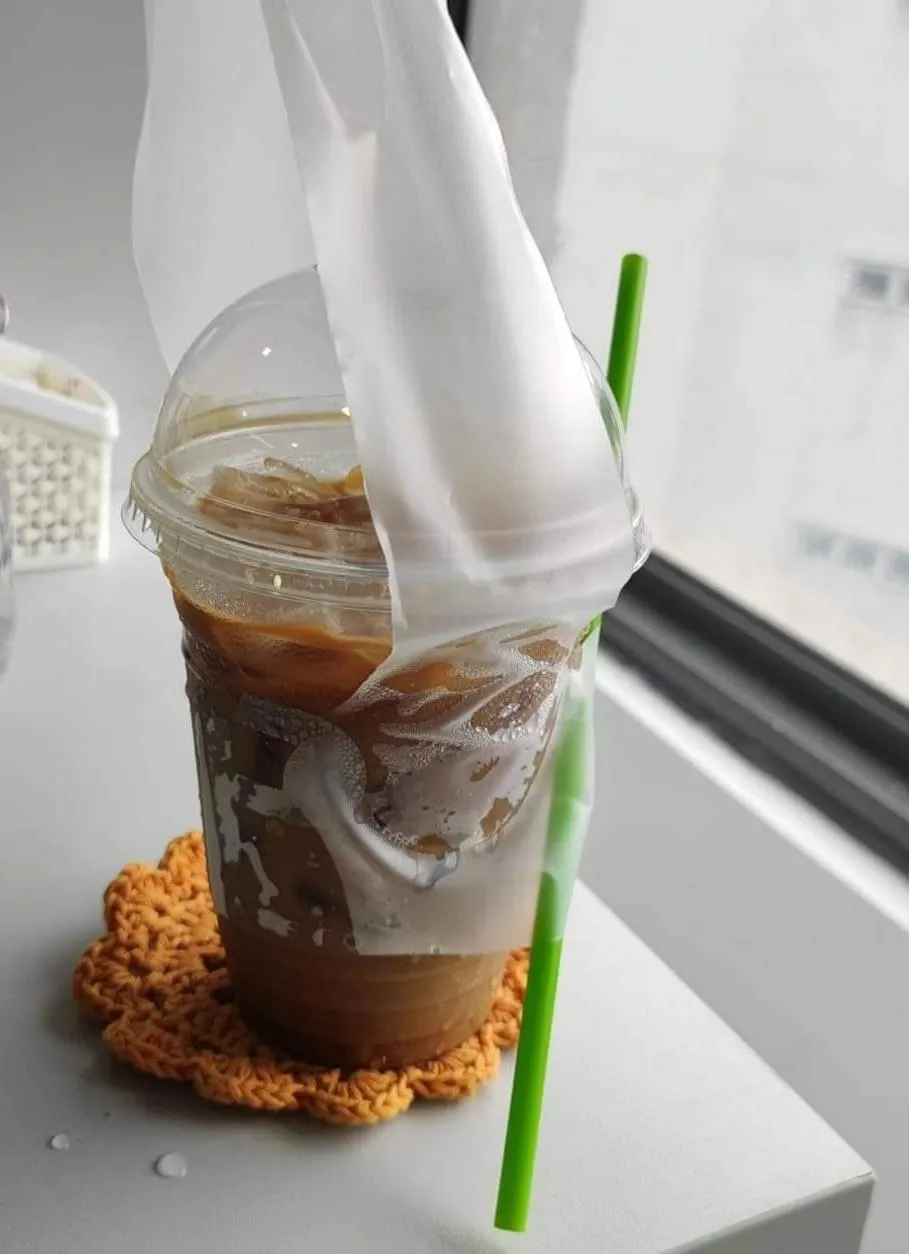 Ống hút không có vỏ bọc ngoài đang gây tranh cãi vì lo lắng tình trạng vệ sinh của sản phẩm. Ảnh: M.T Ống hút không có vỏ bọc ngoài đang gây tranh cãi vì lo lắng tình trạng vệ sinh của sản phẩm. Ảnh: M.T