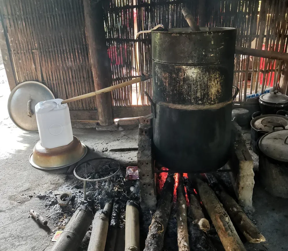 Rượu nấu thủ công vẫn có thể sản sinh methanol nếu nguyên liệu không đảm bảo. ẢNH: HQ Rượu nấu thủ công vẫn có thể sản sinh methanol nếu nguyên liệu không đảm bảo. ẢNH: HQ