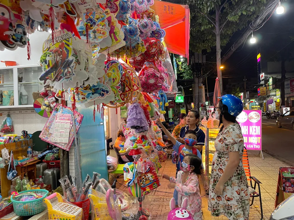 Sức mua đèn trung thu đang tăng cao. ẢNH: THU HÀ Sức mua đèn trung thu đang tăng cao. ẢNH: THU HÀ