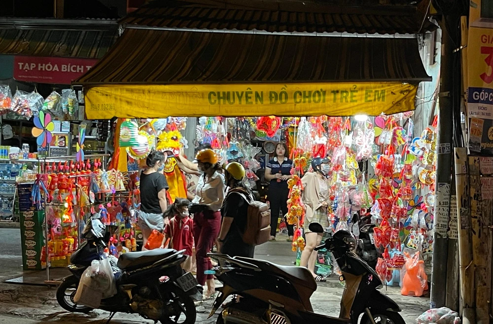 Ngoài lồng đèn, đầu lân cũng được nhiều người tiêu dùng hỏi mua. ẢNH: THU HÀ Ngoài lồng đèn, đầu lân cũng được nhiều người tiêu dùng hỏi mua. ẢNH: THU HÀ