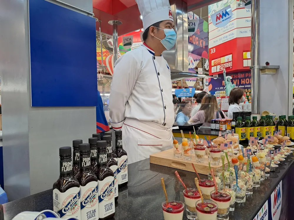 Các sản phẩm đồ ăn được chế biến từ hoa quả, gia vị nhập khẩu từ Hoa Kỳ. Ảnh: THU HÀ