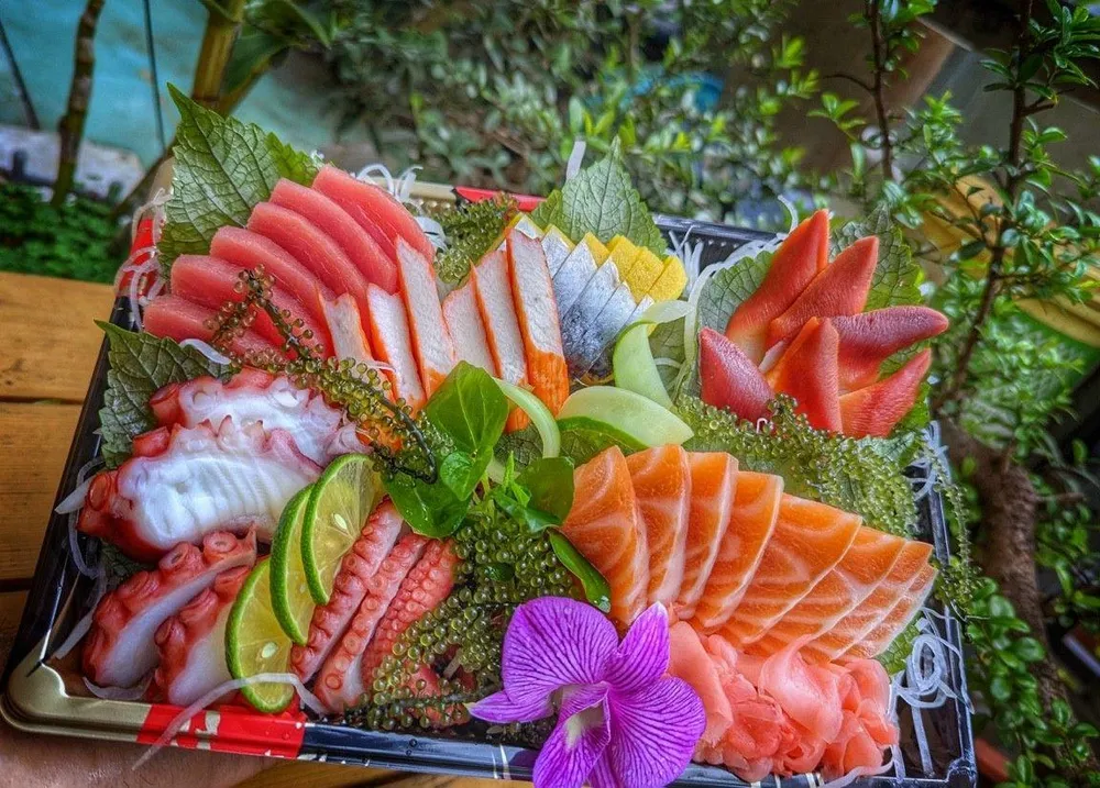 Tránh ăn thực phẩm sống để giảm thiểu các rủi ro ngộ độc thực phẩm. ẢNH: HẠ QUYÊN