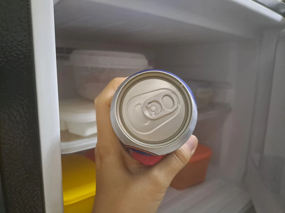 Cất trữ đồ uống có gas vào ngăn đông tủ lạnh có thể gây nổ. ẢNH MINH HỌA: HẠ QUYÊN