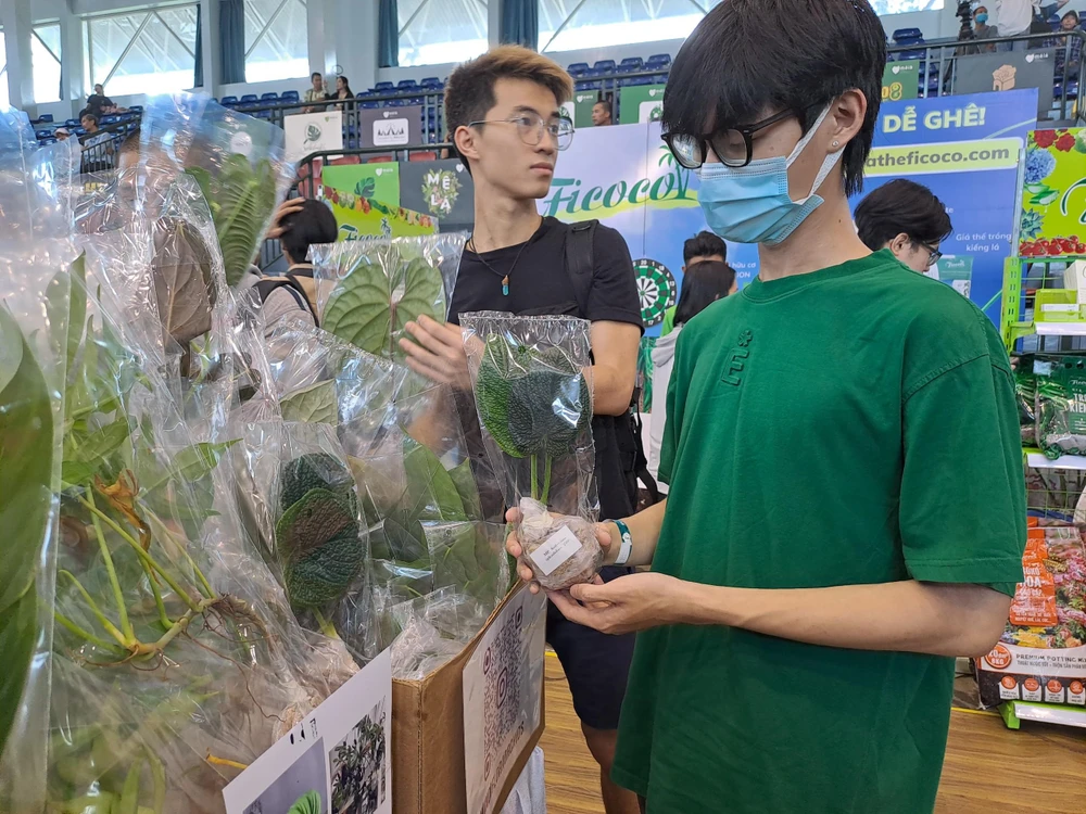 Các sản phẩm kiểng lá độc đáo của gian hàng đến từ Ecudor thu hút hàng trăm lượt khách tham quan và mua sắm. Ảnh: THU HÀ