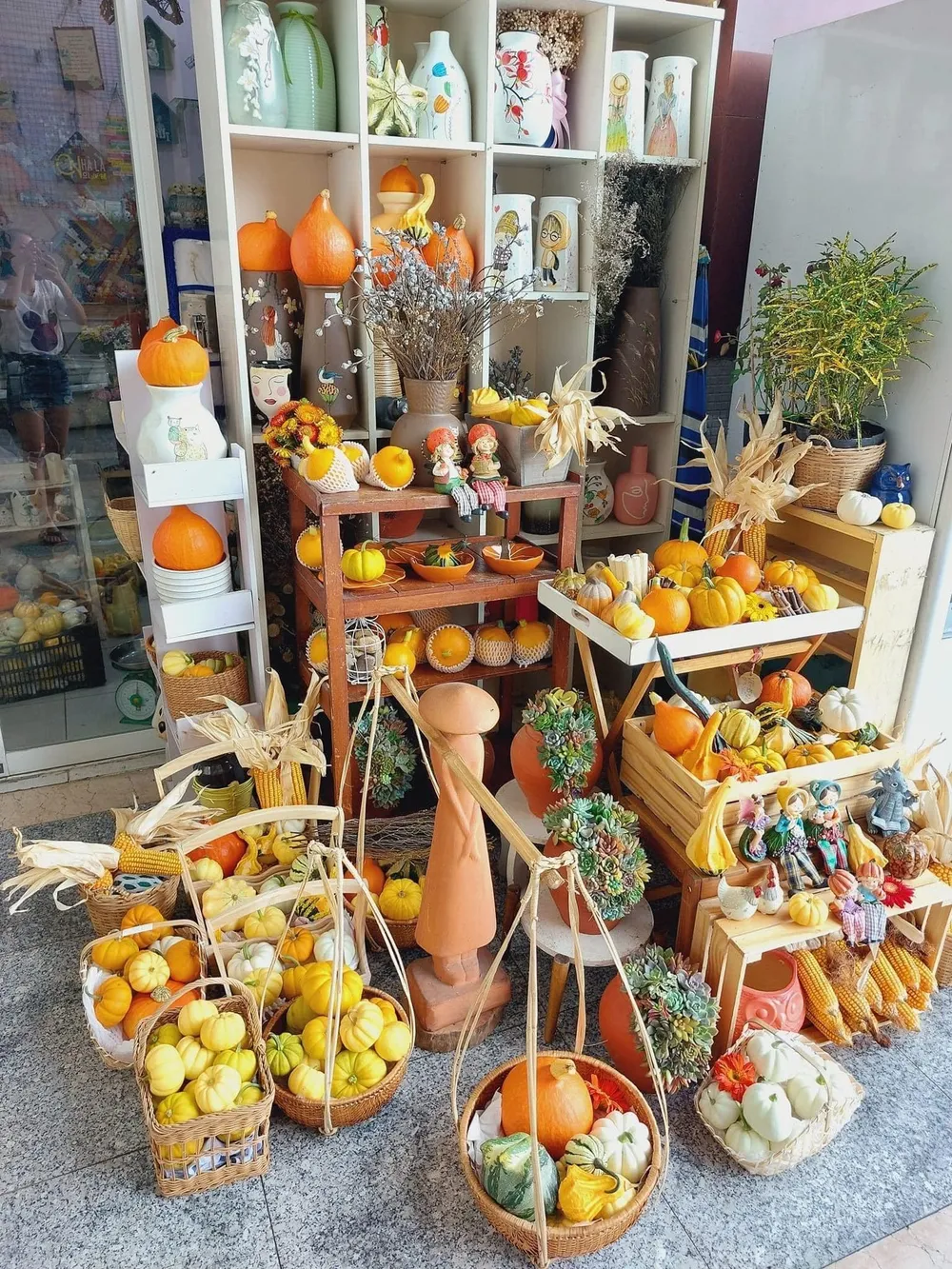 Gian hàng bí ngô mini của chị Kim Phụng thu hút nhiều người mua sắm. ẢNH: THU HÀ Gian hàng bí ngô mini của chị Kim Phụng thu hút nhiều người mua sắm. ẢNH: THU HÀ