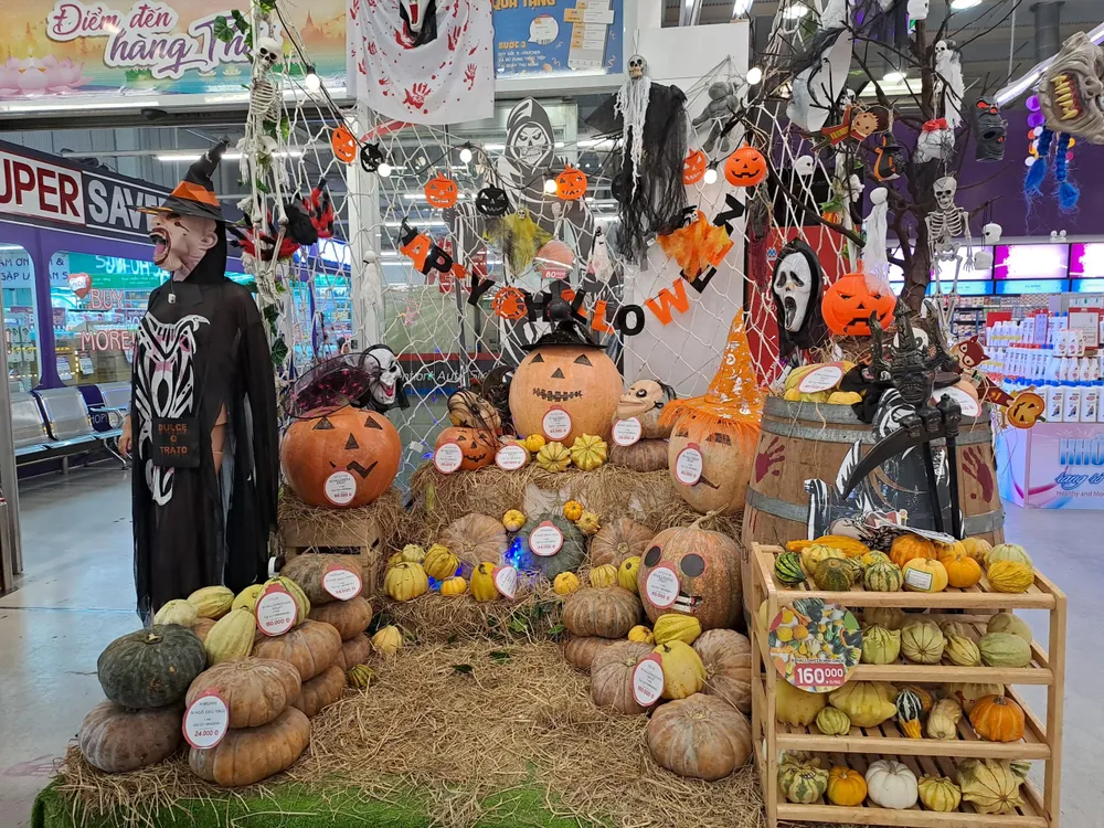 Gian hàng bí ngô Halloween tại siêu thị Mega Market. ẢNH: THU HÀ Gian hàng bí ngô Halloween tại siêu thị Mega Market. ẢNH: THU HÀ