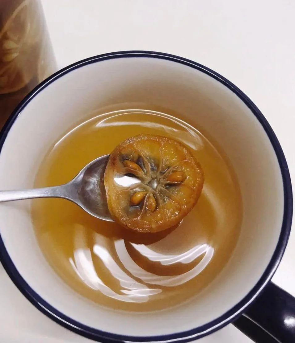 Mong muốn giảm cân cấp tốc, chị Linh chọn cách uống chanh đào buổi sáng. ẢNH: Nini Mong muốn giảm cân cấp tốc, chị Linh chọn cách uống chanh đào buổi sáng. ẢNH: Nini