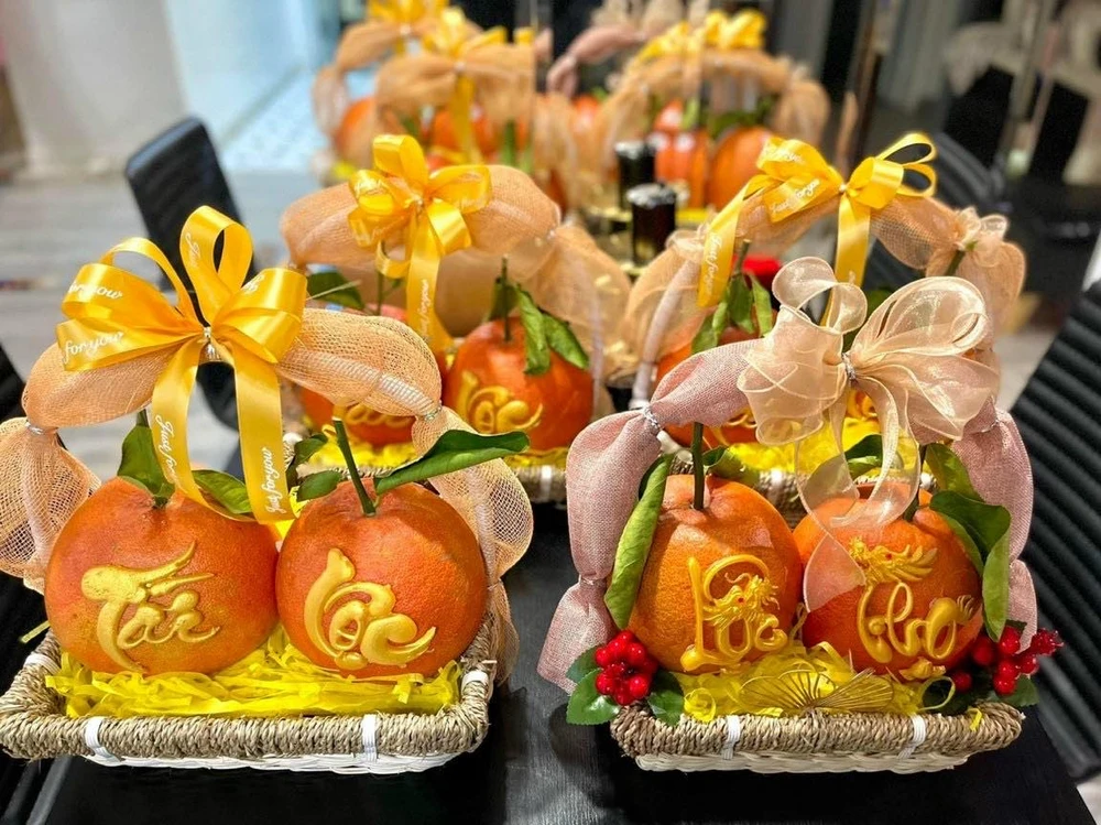 Cặp bưởi đỏ vào giỏ quà tết có giá hơn nửa triệu đồng. Ảnh: Thùy Vân