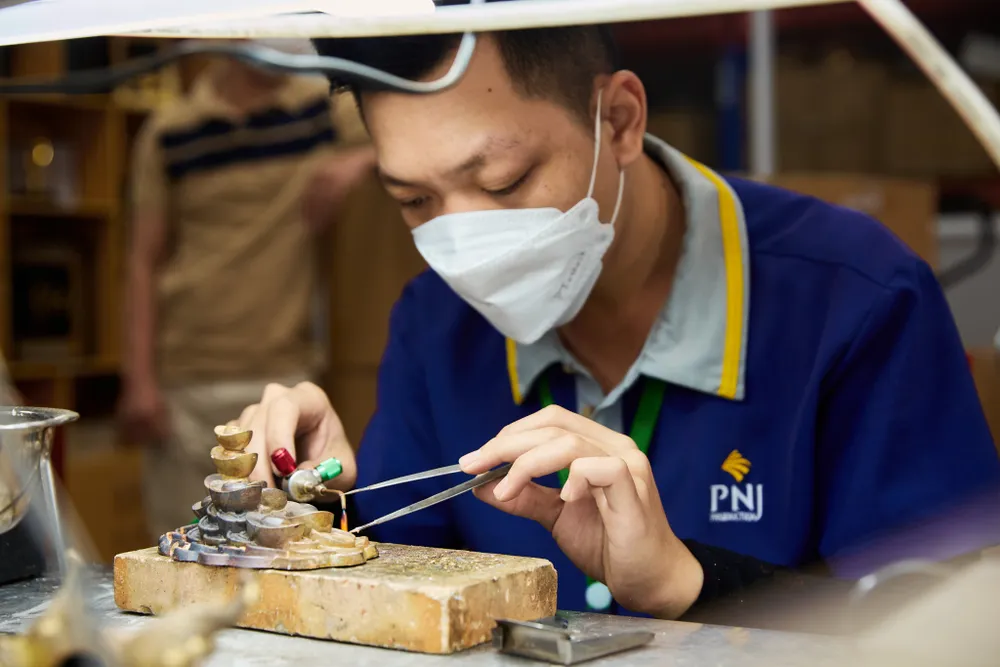 Thợ kim hoàn chế tác các sản phẩm cho ngày vía thần tài. Thợ kim hoàn chế tác các sản phẩm cho ngày vía thần tài.