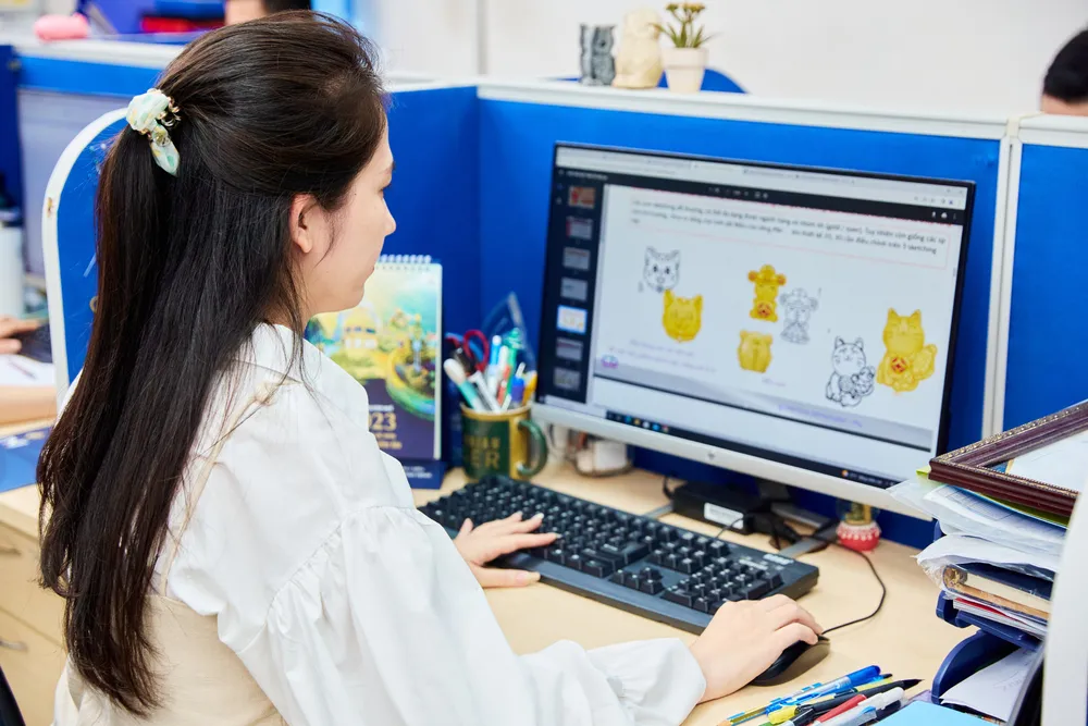 Nhiên viên của một thương hiệu vàng trang sức đá quý đang lên mẫu thiết kế cho tượng Mèo mạ vàng 24K. Nhiên viên của một thương hiệu vàng trang sức đá quý đang lên mẫu thiết kế cho tượng Mèo mạ vàng 24K.