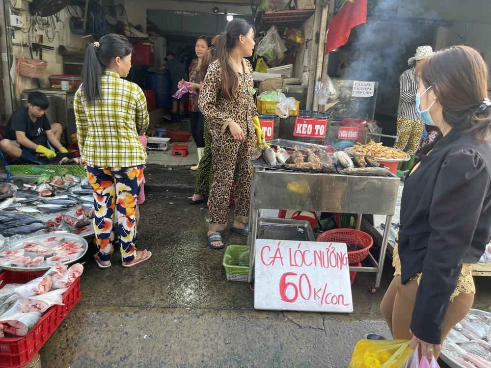 Cá lóc nướng 60.000 đồng/con nhỏ. Ảnh: THU HÀ