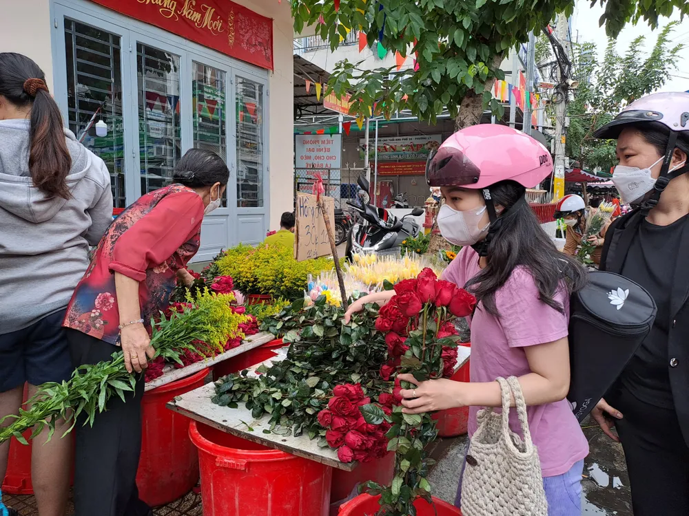 Dù giá hoa hồng không nhiều biến động so với ngày thường, thậm chí giảm so với năm ngoái nhưng sức mua người tiêu dùng chưa cao
