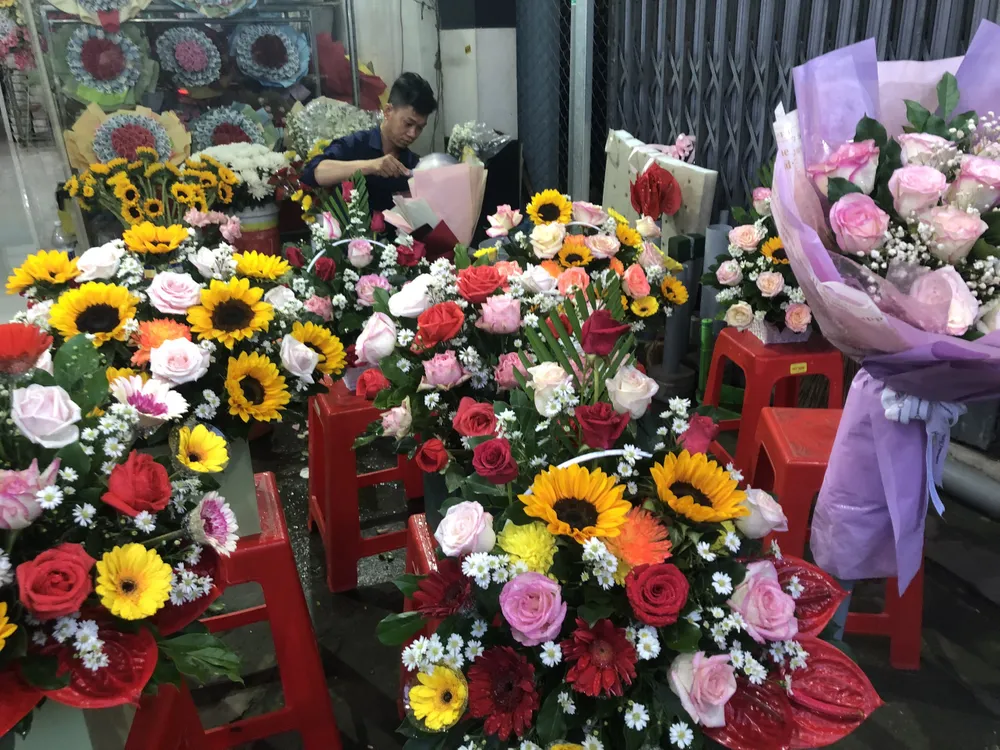 Những lẵng hoa được chuẩn bị sẵn cho khách chọn mua . Ảnh: THẢO NHI