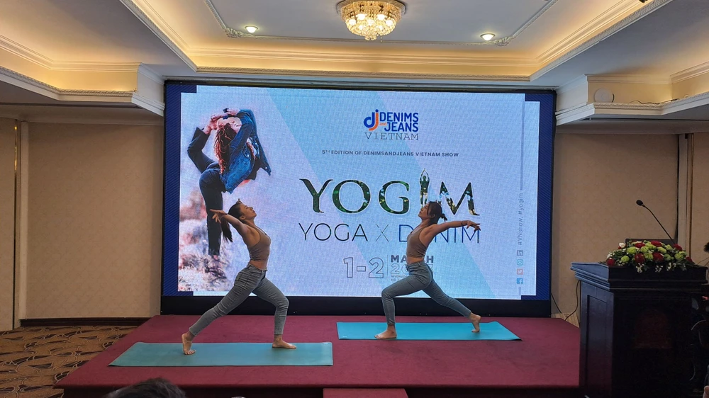 Vải denim được ứng dụng trong bộ môn yoga. Ảnh: THU HÀ