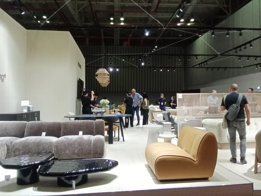 Hàng trăm gian hàng gỗ, thủ công mỹ nghệ tham dự hội chợ với nhiều mẫu mã, thiết kế độc đáo, gây ấn tượng với khách hàng trong và ngoài nước. ẢNH: THU HÀ Hàng trăm gian hàng gỗ, thủ công mỹ nghệ tham dự hội chợ với nhiều mẫu mã, thiết kế độc đáo, gây ấn tượng với khách hàng trong và ngoài nước. ẢNH: THU HÀ