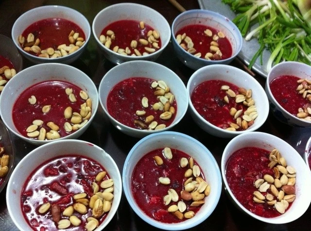 Không ăn tiết canh từ gia cầm để phòng tránh Cúm A H5N1. Ảnh: Internet