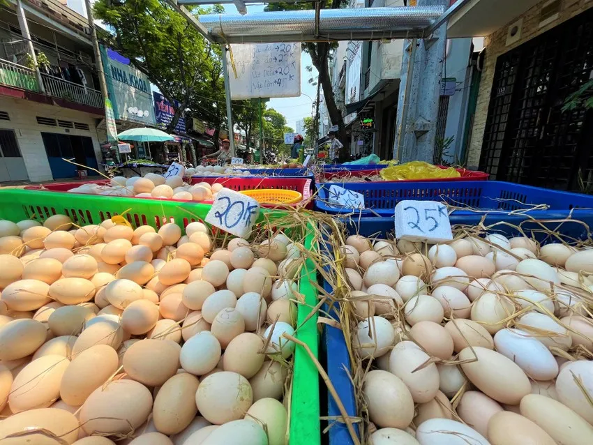 Trứng gà đang được bán ở lề đường với giá khá rẻ. Ảnh: Tú Uyên