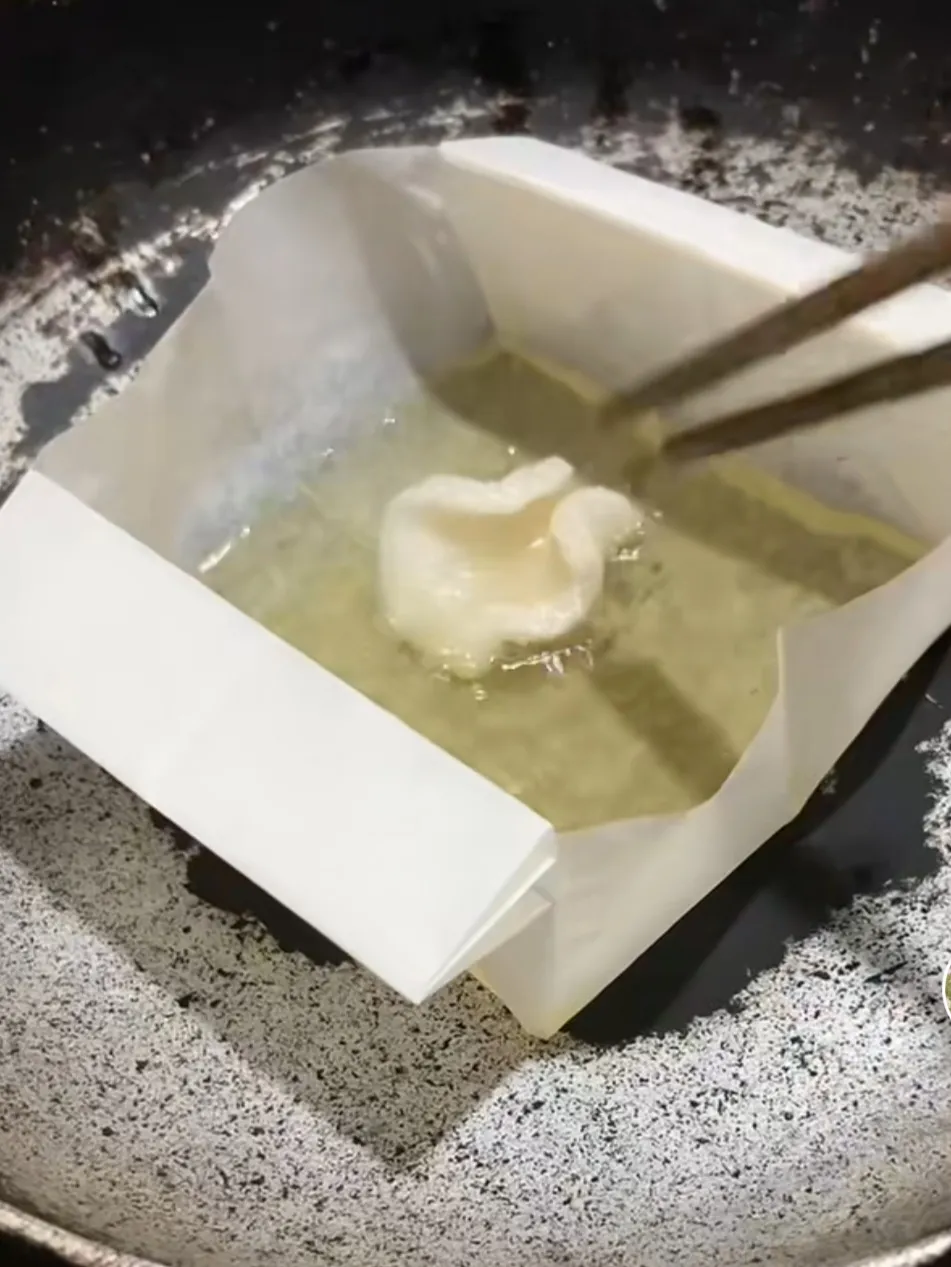 Mẹo chiên đồ ăn trên giấy nướng đã được nhiều chị em phụ nữ truyền tay nhau thực hiện. Ảnh: Tiktok Mẹo chiên đồ ăn trên giấy nướng đã được nhiều chị em phụ nữ truyền tay nhau thực hiện. Ảnh: Tiktok