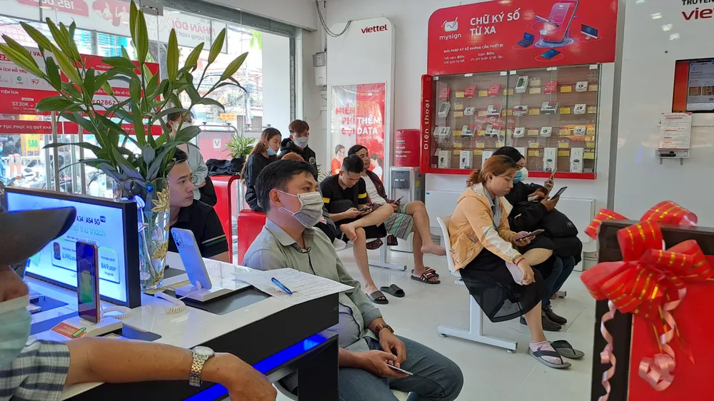 Điểm giao dịch Viettel trên đường Quang Trung (Gò Vấp, TP.HCM) chật kín người ngồi chờ. Ảnh: Thu Hà Điểm giao dịch Viettel trên đường Quang Trung (Gò Vấp, TP.HCM) chật kín người ngồi chờ. Ảnh: Thu Hà